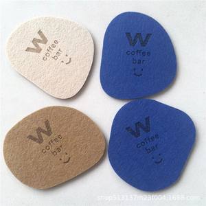 Sous-verres en feutre de laine rouge perforés, isolants et absorbants, tapis de table, design minimaliste moderne, 10x10cm, épaisseur 3mm - Product Image 4