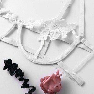 Ensemble de lingerie/pyjama sexy pour femmes, composé d'un soutien-gorge orné de dentelle pure et séduisante et d'un short à bretelles, cintré à la taille et moulant sur les hanches. - Product Image 3