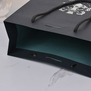 ถุงกระดาษคราฟท์สีดำแบบหูหิ้วสำหรับใส่รองเท้าสุดหรู พิมพ์โลโก้ด้วยเทคนิคการปั๊มเงินแบบกำหนดเอง เป็นมิตรกับสิ่งแวดล้อม ย่อยสลายได้ และรีไซเคิลได้ - Product Image 3