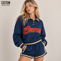 Ensemble de shorts polo preppy pour femme avec col et poignets à rayures contrastées, lettres appliquées, tenue décontractée deux pièces chic pour le sport et les loisirs