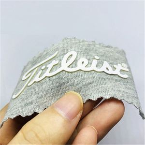 Étiquette de logo en silicone 3D de haute qualité pour vêtements, durable et écologique, résistante au lavage en machine, pour tous types de vêtements - Product Image 1