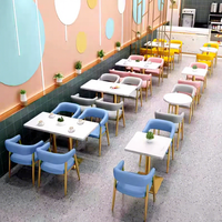 Ensemble de table et chaises de café carrées en bois rose, mobilier commercial pour restaurants, salons de desserts et de cafés