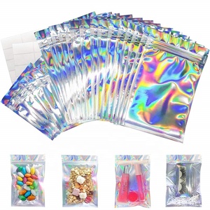 Sac d'emballage de luxe personnalisé en film laser arc-en-ciel à trois soudures latérales avec différentes options de capacité - Product Image 2