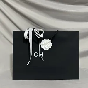 Logo de marque personnalisé Sacs à provisions de cadeau en papier d'art de luxe avec poignées Emballage recyclable en gros pour chaussettes