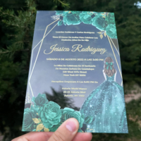 Invitation de Quinceañera XV de luxe en acrylique transparent gris foncé avec feuille d'or, motif floral de roses violettes, sceau de cire, impression personnalisée