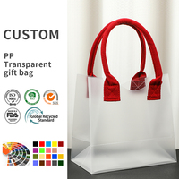Sacs fourre-tout rouges sur mesure avec poignées en tissu, adaptés à l'emballage de marchandises de détail dans les magasins de vêtements de mode