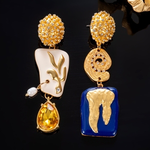 Boucles d'oreilles vintage au style luxueux et élégant, ornées du nouveau motif asymétrique « œil du diable » de Shapa, exsudant une touche de raffinement. - Product Image 2