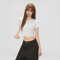 T-shirt court en coton à bords bruts pour femme, col rond, manches courtes, coupe ajustée, style streetwear minimaliste