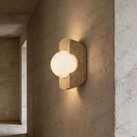 Applique murale moderne en travertin avec globe en verre dépoli, lampe murale LED en pierre naturelle, blanc chaud doux 2700K pour salon