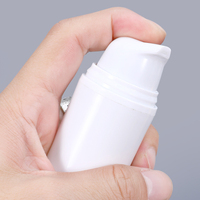 Bouteille de lotion corporelle sans air en plastique PP personnalisée de luxe de 0.5oz 1oz 1.7oz avec pompe à vide pour emballage de soins de la peau