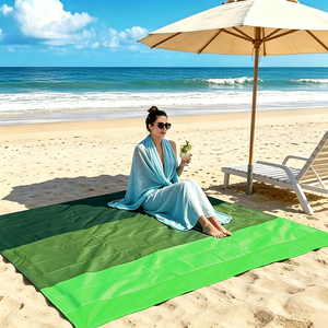Tapis de plage d'été surdimensionné coupe-vent avec 4 piquets de sol, léger, pliable et portable, sans sable - Product Image 1