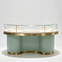 Vitrine d'îlot pour bijoux de luxe sur mesure et abordable ; Vitrine en verre avec finition dorée et éclairage LED