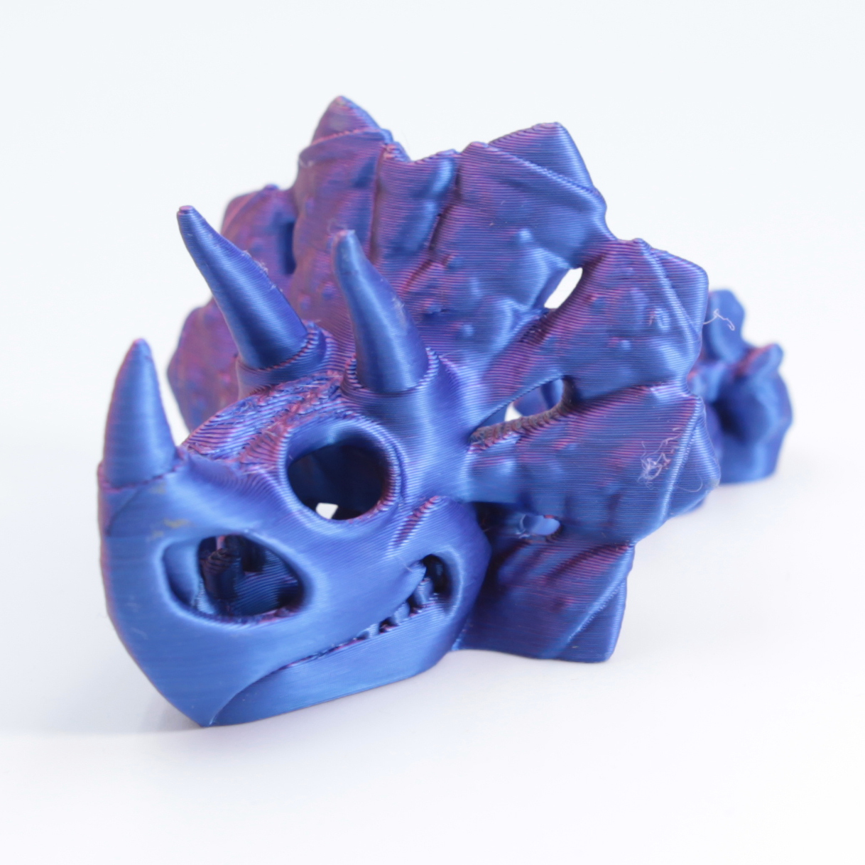 Pendentif tricératops rouge et bleu 8,5 cm