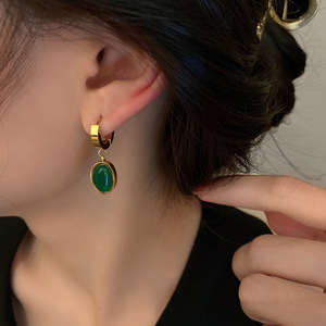 SLOONG Boucles d'oreilles en plaqué or 18 carats avec pendentif en pierre naturelle verte Boucles d'oreilles Huggie couleur or <span class=keywords><strong>Bijou</strong></span> vintage pour femmes - Product Image 2