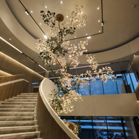 Lustre en céramique et métal en forme de fleur, sur mesure, professionnel, brillant, pour projet intérieur, luminaire suspendu en cristal coloré de luxe
