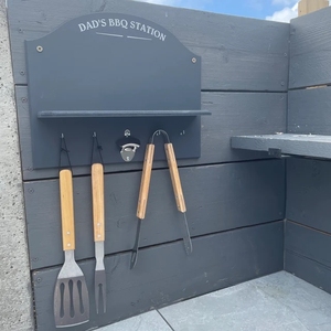 Panneau de signalisation en bois mural de ferme avec crochets porte-ustensiles de barbecue en bois étagère de suspension d'outils de barbecue avec ouvre-bouteille - Product Image 2