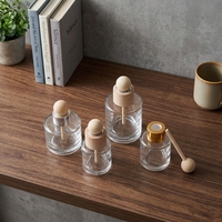 Bouteilles diffuseurs à roseaux en verre transparent de 50 ml en gros avec bouchons en bois, surface givrée, imprimées, vides, pour huiles essentielles, parfums et décoration intérieure