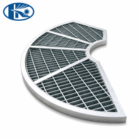 Grille en acier inoxydable soudée et durable avec surface revêtue, taille et forme personnalisées pour applications industrielles de passerelles surélevées