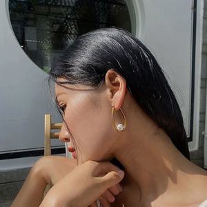 Pendientes de Perlas en Forma de U Retro para Mujer, Aros de Oreja de Lujo de Alta Gama con Círculos Grandes, Venta al por Mayor - Product Image 2