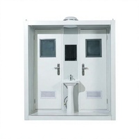 Cabine de toilettes mobile moderne à double poste avec lavabo, fenêtres et ventilation pour projets temporaires