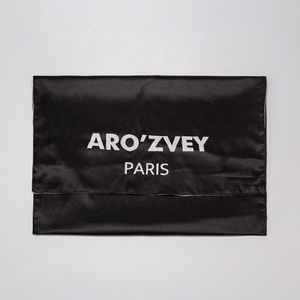 Bolsa <span class=keywords><strong>de</strong></span> satén plegable <span class=keywords><strong>de</strong></span> lujo personalizada para maquillaje cosmético, bolsa <span class=keywords><strong>de</strong></span> satén para sobres, bolsas <span class=keywords><strong>de</strong></span> embalaje <span class=keywords><strong>de</strong></span> <span class=keywords><strong>ropa</strong></span> <span class=keywords><strong>de</strong></span> satén, bolsa para el polvo - Product Image 6