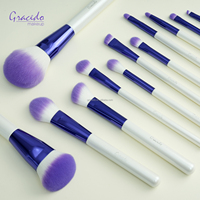 Ensemble de 12 pinceaux de maquillage pour le visage à poils synthétiques à pointe violette, manches en bois blanc nacré, viroles en aluminium violet, marque privée