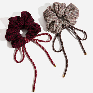 Chouchou à carreaux rouges et marron avec nœud en tissu, accessoire décontracté pour queue de cheval - Product Image 1