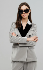 Ensemble tailleur élégant gris argenté en velours pour femme : blazer croisé et pantalon ajusté – Tenue de bureau de luxe - Product Image 5