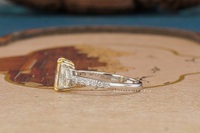 Elegante Anillo de Lujo Hecho a Mano con Tres Diamantes Amarillos Radiantes Cultivados en Laboratorio, Oro Sólido de 14 Quilates, Certificado IGI, Claridad VS+