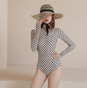 Venta al por mayor de la temporada: Traje de baño coreano de una pieza de manga larga para mujer, con estampado de dientes de luna, que cubre el vientre, adelgazante y sexy. - Product Image 1