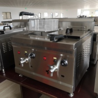 Friteuse à gaz professionnelle à double cuve pour restaurant / Friteuse à gaz de table / Machine à frire au gaz à deux cuves pour restaurant