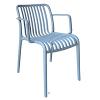 Chaises confortables de meubles de restaurant en plastique de pp avec le dossier et l'accoudoir empilables pour diner extérieur de cour en vente