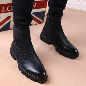 Botas de couro apontadas masculinas versão coreana na moda Martin botas solas grossas britânicas isolamento de pelúcia médio top botas curtas