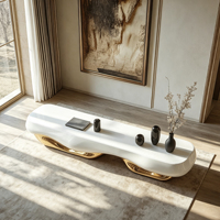 Console TV à base ondulée doublement dorée, cadre en fibre de verre, dessus incurvé blanc brillant pour un intérieur de luxe haut de gamme