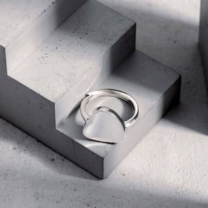 Bague de fiançailles minimaliste en forme de cœur réglable style métallique Dylam, plaquée rhodium, pour femme - Product Image 2