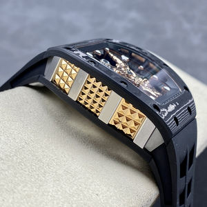 Reloj Tourbillon Personalizado con Diseño de Mano del Diablo, Caja de Carbono en Capas, Esfera Esqueletizada, Detalles en Oro de 18K, Reloj Mecánico - Product Image 6