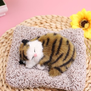 Pequeño Gato de Peluche 3D Realista, Gatito Esponjoso y Adorable, Simulación de Animal Durmiendo con Manta Suave de Carbón de Bambú, Unisex - Product Image 5