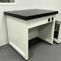 Table de laboratoire professionnelle antichoc avec plateau en marbre stable, base en acier et prise de courant intégrée