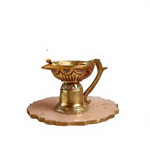 Lámpara de aceite tradicional de latón hecha a mano con base de resina y soporte para diya, ideal para el hogar, mandir, festival de Diwali, artesanía hindú. - Product Image 1