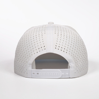 Casquette de sport à visière plate en polyester blanc respirant avec logo tissé personnalisé OEM, 7 panneaux, découpe au laser, trous perforés, fermeture à pression