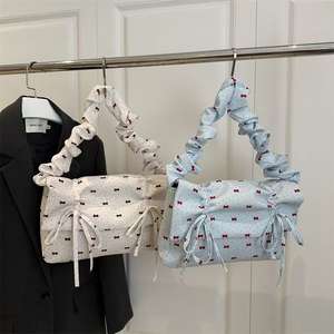 Un encuentro romántico entre dulces lunares y elegantes lazos. Bolso de mujer, material suave y pliegues elegantes - Product Image 1