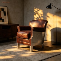 Fauteuil club en cuir style aviateur, fauteuil industriel avec coque en aluminium et rivets, couleur cognac marron, pour salon ou hôtel