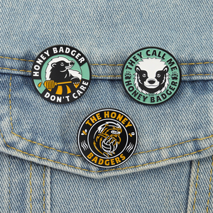 Spille Smaltate dei Badgers del Miele, Animali Cartoon con Citazioni, '<span class=keywords><strong>Mi</strong></span> Chiamano Badger del Miele', Distintivi da Bavero, Gioielli Regalo - Product Image 1