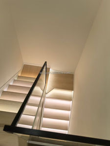 Venta al por mayor de <span class=keywords><strong>escaleras</strong></span> flotantes voladoras con peldaños de madera maciza diseño tridimensional forma espiral material de hierro pasamanos de vidrio - Product Image 3