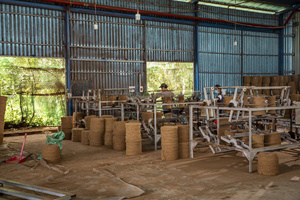 Rouleau de corde en fibre de coco naturelle de qualité supérieure, épaisseur 16 à 20 mm, matériau durable pour la fabrication de tapis en coco et le soutien des plantes de jardin - Product Image 5