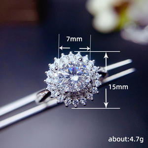 Anello da Donna Q372 in Oro Bianco con Diamante Naturale Taglio Brillante Rotondo Colore D, Design Halo per Fidanzamento - Product Image 4