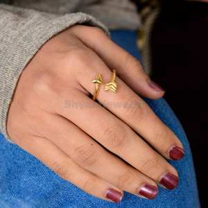 Bague Flèche Minimaliste Ajustable en Argent Plaqué Or 14K - Symbole de Mariage Élégant pour la Direction et la Force - Product Image 5