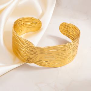Pulsera Personalizada de Oro de 18K y Acero Inoxidable con Diseño de Boca Abierta para Niñas, Amuleto Moderno con Característica Antidesvanecimiento para Aniversarios - Product Image 4
