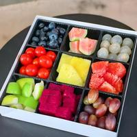 Boîte à salade de fruits personnalisée, écologique et recyclable, avec fenêtre transparente, ruban gaufré et nœud décoratif pour la présentation de melons et baies fraîchement coupés