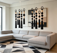 Décoration murale verticale moderne et glamour avec pompons, pompon en soie noire avec ruban champagne et rose poudré, accessoire mural pour la maison